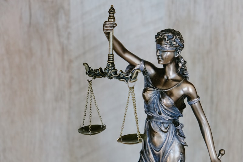 Documentos legales y balanza de la justicia